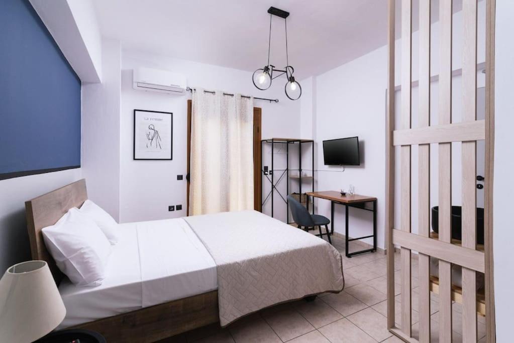 Heraklion Apartment | 'ΑΛΚΥΟΝΗ' στούντιο Δίκλινο δωμάτιο με αυλή νο.41