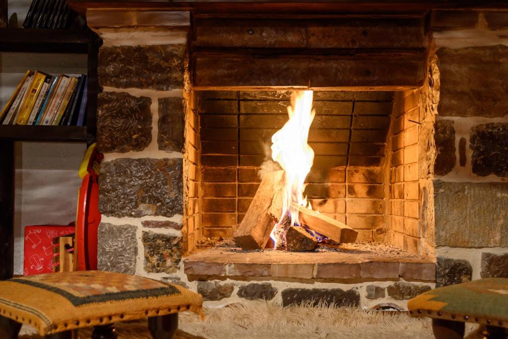 Amfikleia-Elateia Ski Chalet | Το καλύβι με τα κόκκινα παράθυρα