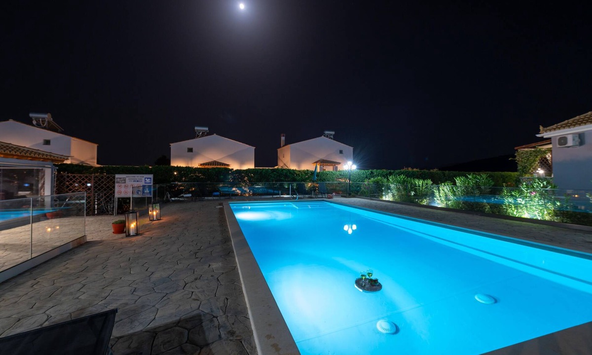Gythio Villa | Τριαντάφυλλο/Rose near to sea with heating pool