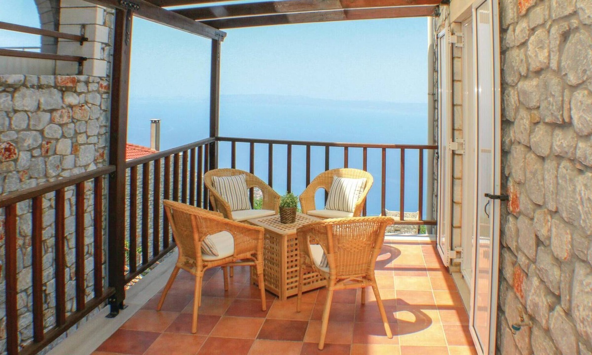 Diasella House | 3 bedroom accommodation in Kalamata