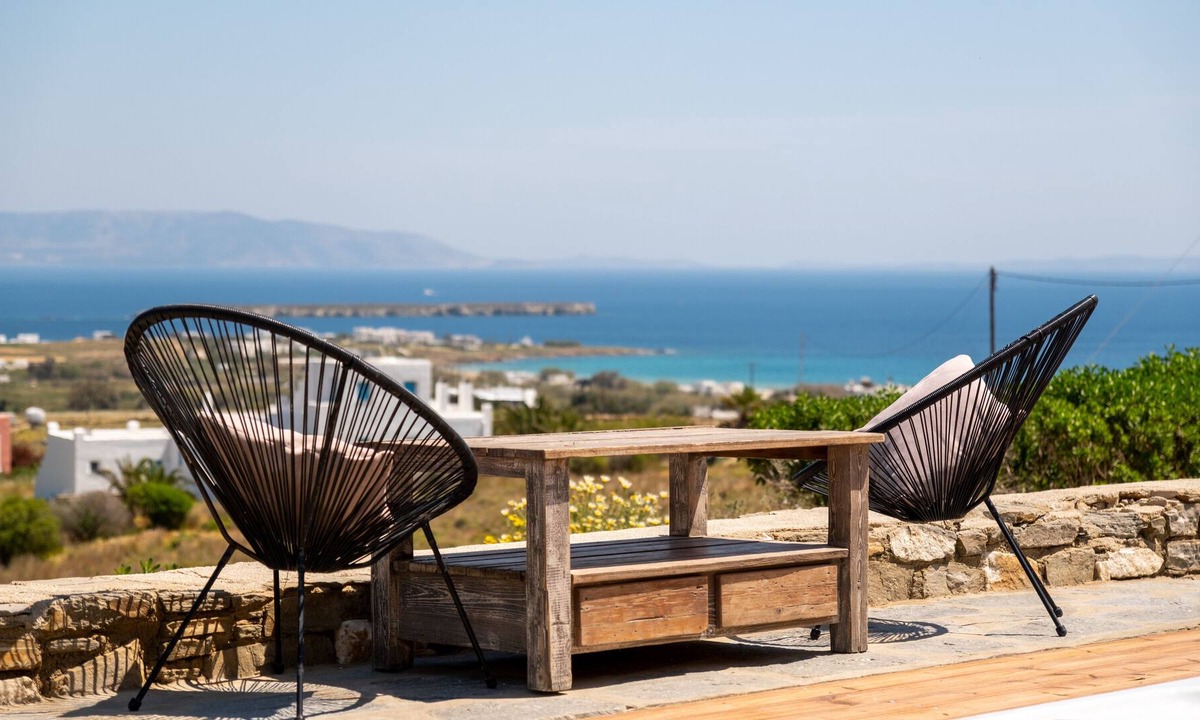 Drios Apartment | 4 mins drive, Golden Beach. Grandma babysitting and daycare