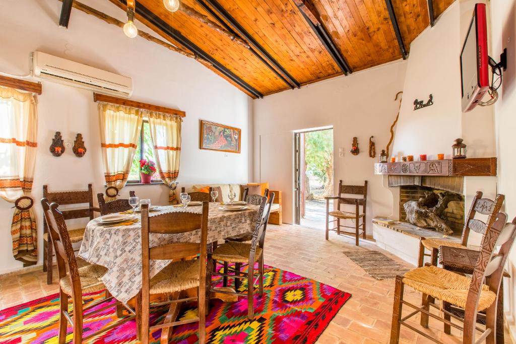 Kamisiana Villa | Aadonis traditional House on the Sea