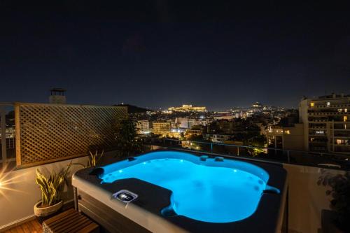 Neos Kosmos Apartment | Acropolis Sky Retreat Jacuzzi & 3BR Maisonette