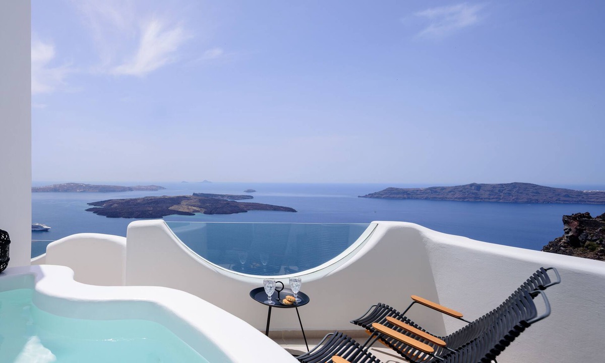 Vourvoulos Apartment | Aethria Suite with Caldera view