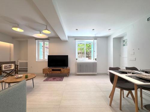 Mytilene Apartment | Aetoma suite