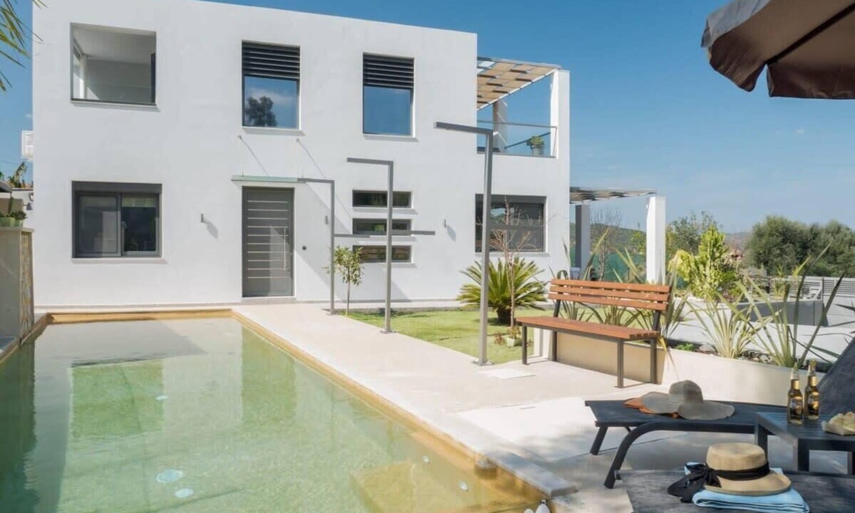 Skines Villa | Alyona Villa | Private Pool, Garden & Playground