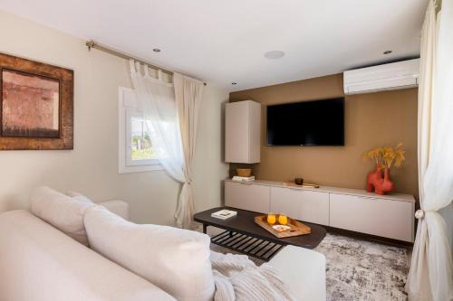 Archea Korinthos Apartment | Ancient Corinth Acrocorinth Castle View & Patio