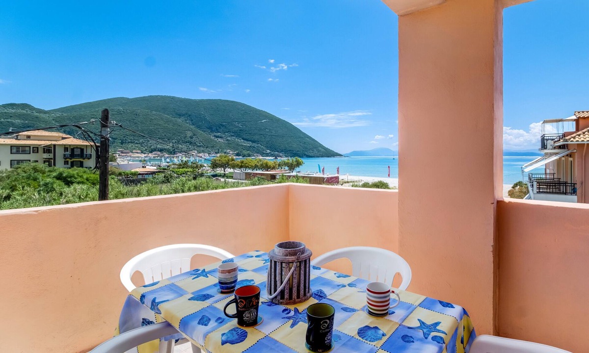 Evgiros Apartment | Apartment 'Iole' with Sea View, Wi-Fi and Air Conditioning