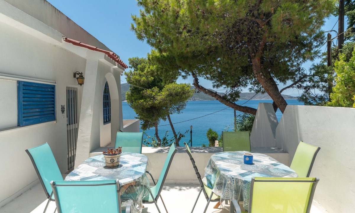 Salamis Apartment | Apartment 'Posidonas' with Sea View, Wi-Fi and Air Conditioning