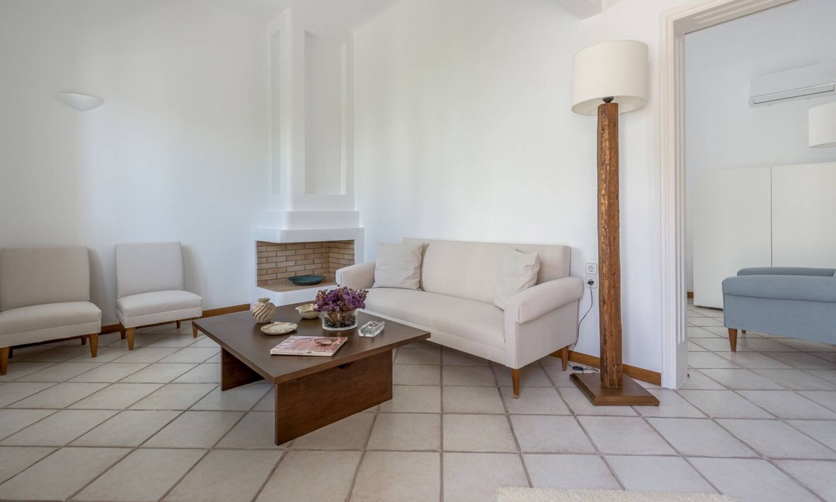 Plaka House | At The Side Of The Castle