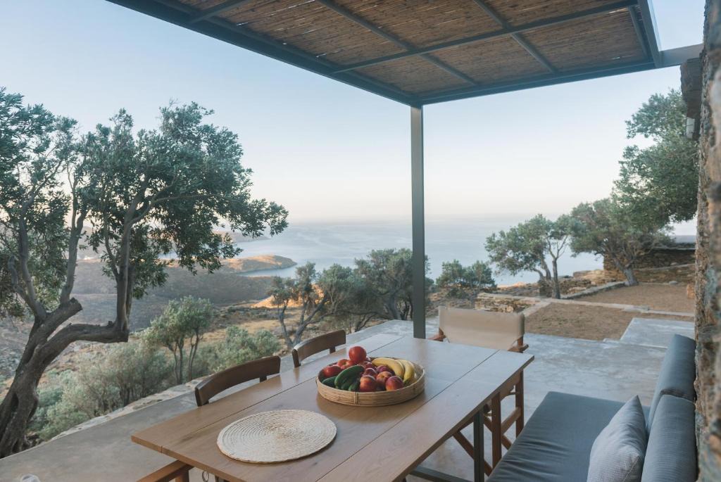 Exomvourgo House | Avdos Olive House, off-grid Cycladic retreat