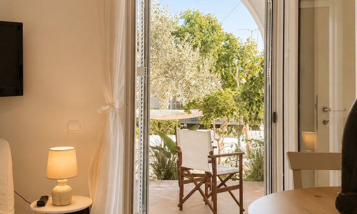 Vivari Condo | Beachfront Apartment with a View of the Garden