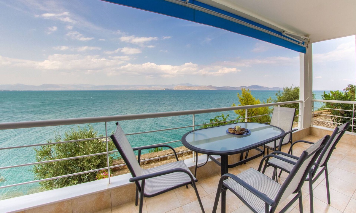 Kiveri Apartment | Beachfront Holiday Apartment with amazing Sea View