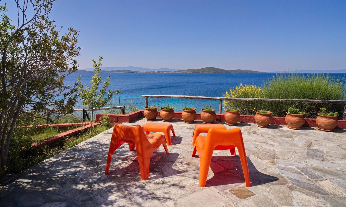 Aristotelis Villa | Beachfront villa with huge garden, 3br, Halkidiki