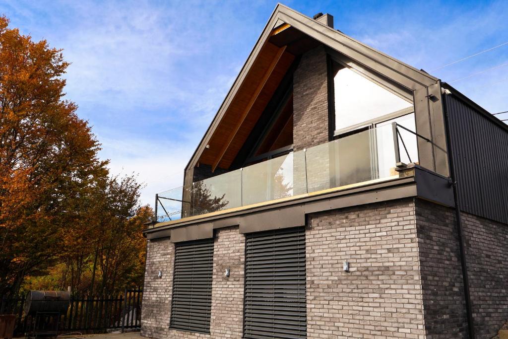 Hoçë e Qytetit Villa | Black Villa Chalet