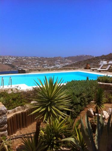 Agios Ioannis House | Blue Island Maisonette with Sharing Pool