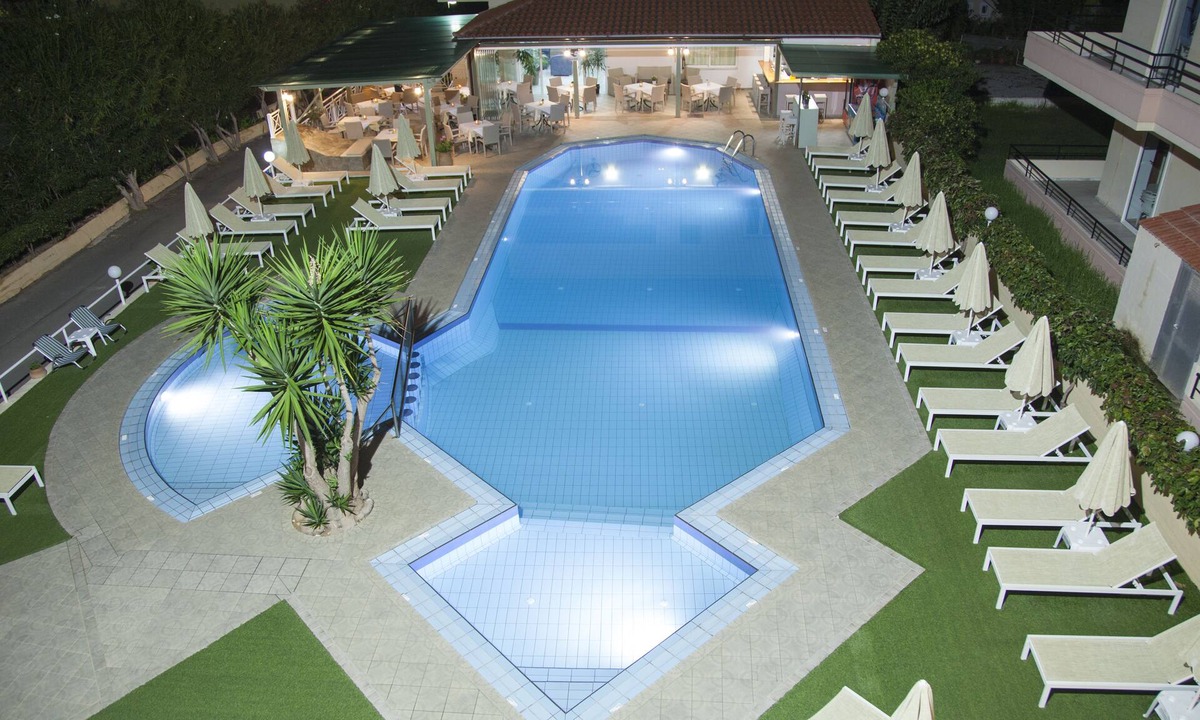 Agia Marina Hotel | Blue Sky Hotel Superior Apartment with garden view & pool