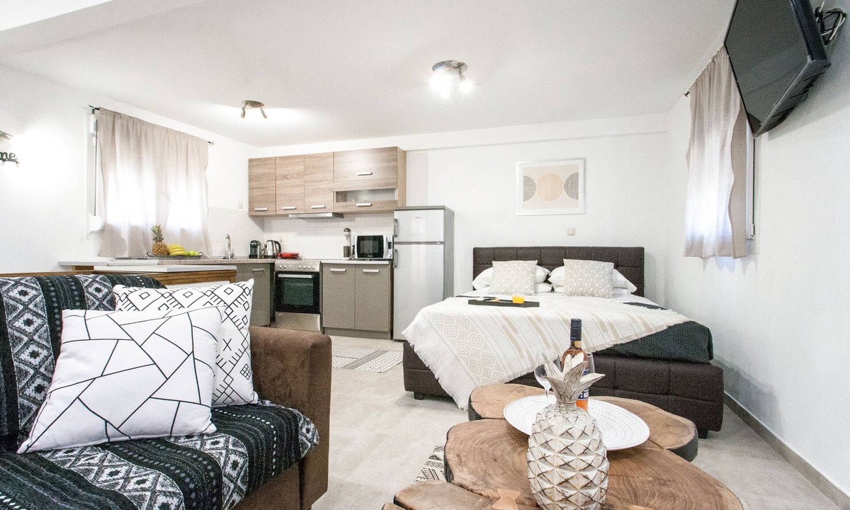 Skiathos Town Apartment | Bohemian Townhouse Upper Floor Skiathos