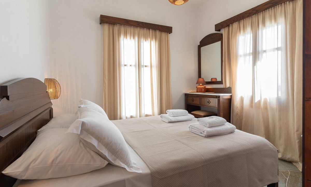 Platis Gialos Apartment | Bougainvillea - Mirsini Apartments in Sifnos