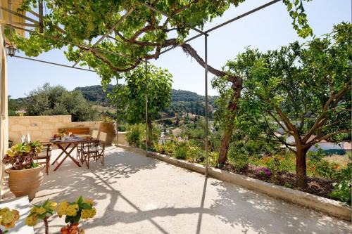 Manoliopoulo House | Casa Alta 2-bedroom House