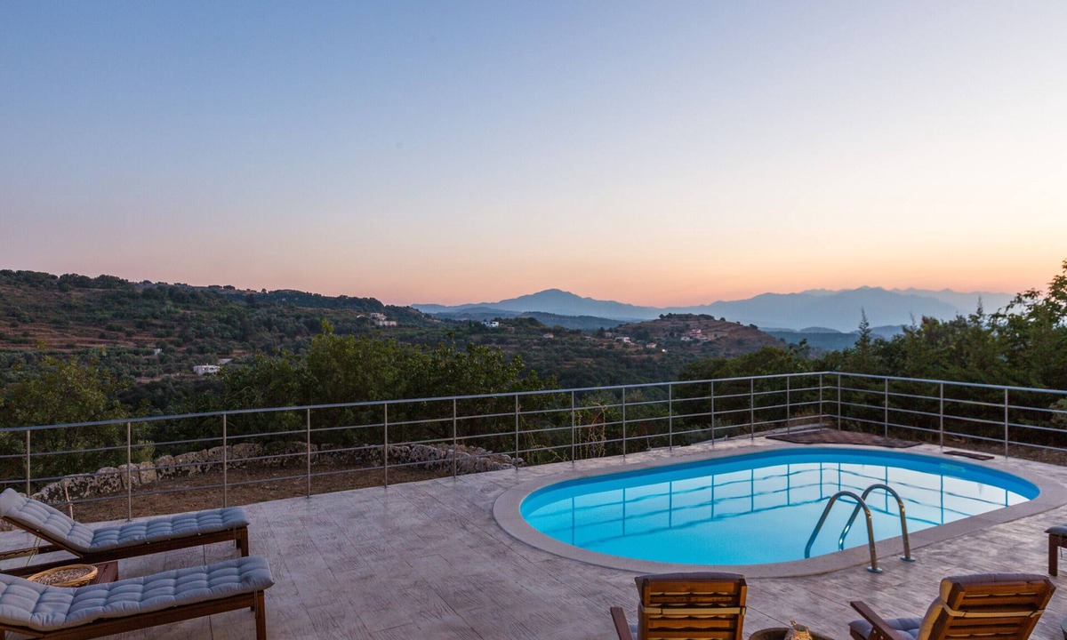 Oros Villa | Charming Villa above Rethymno Family Friendly