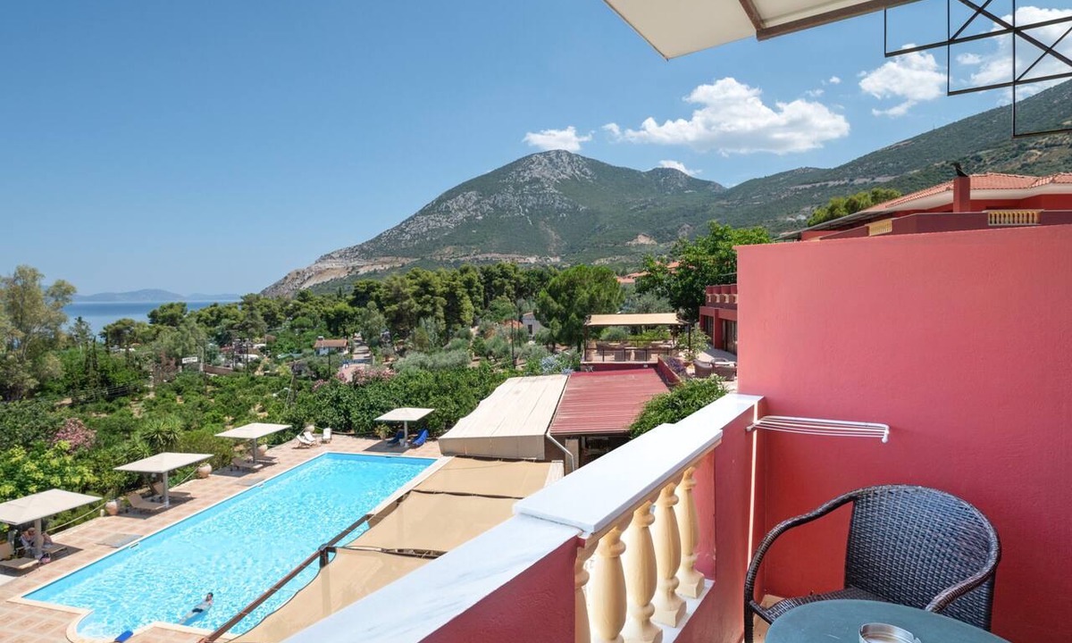 Melissopetra Apartment | Classic Double Room at Hotel Aristotelis with Sea View and Balcony