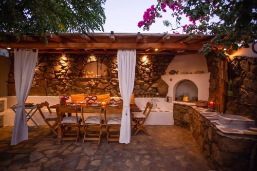 Ornos House | Cosy Bohème retreat with sea views