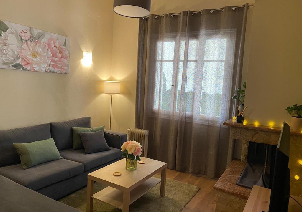 Petralona Apartment | Cozy Acropolis backyard haven
