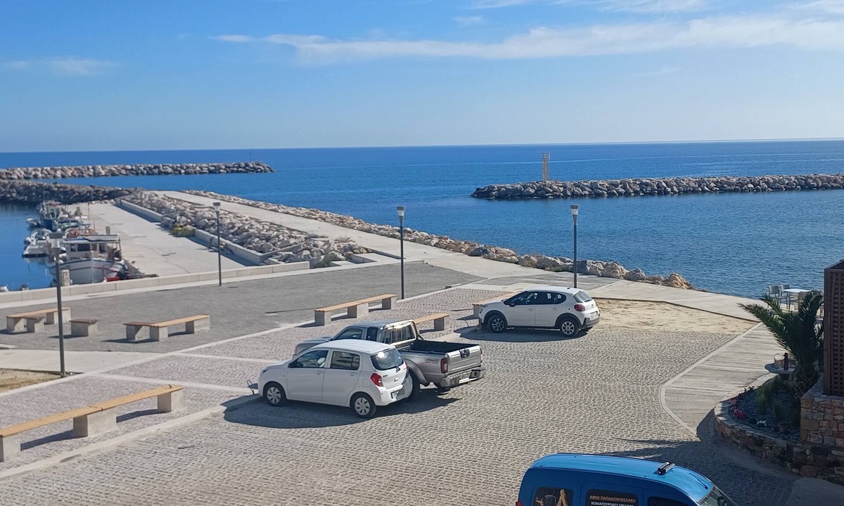 Kolymvari House | Cozy Home steps from old Port, Seafront & Parking