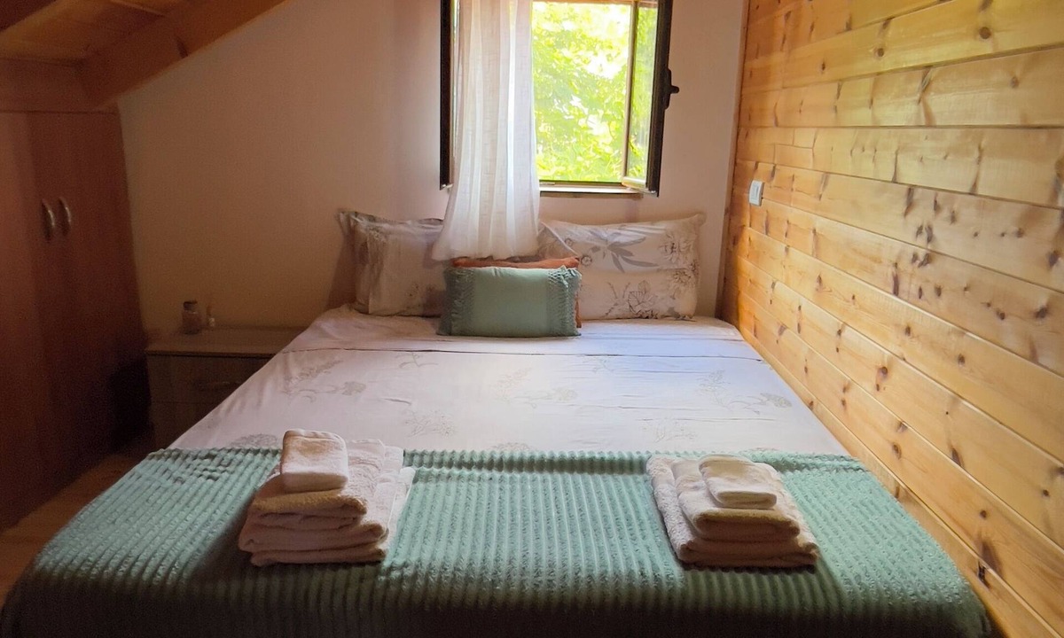 Ioannina House | “Cozy Mountain Attic Near Përmet – Sleeps 8 with Epic Views!”