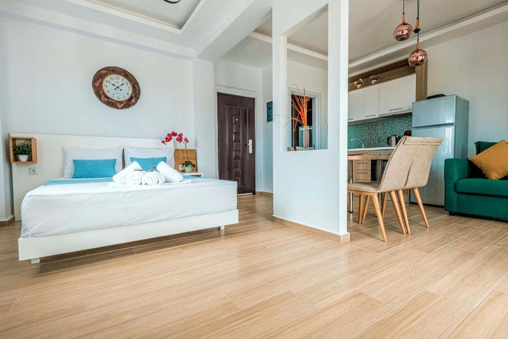 Nea Peramos Apartment | Design Suites Efharis (Chateau)