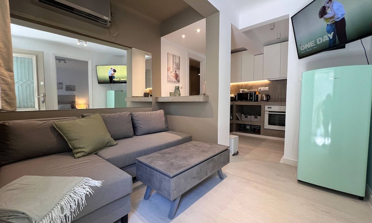 Filopappou Apartment | Diego’s cozy Athens Apartment, Walk to Acropolis