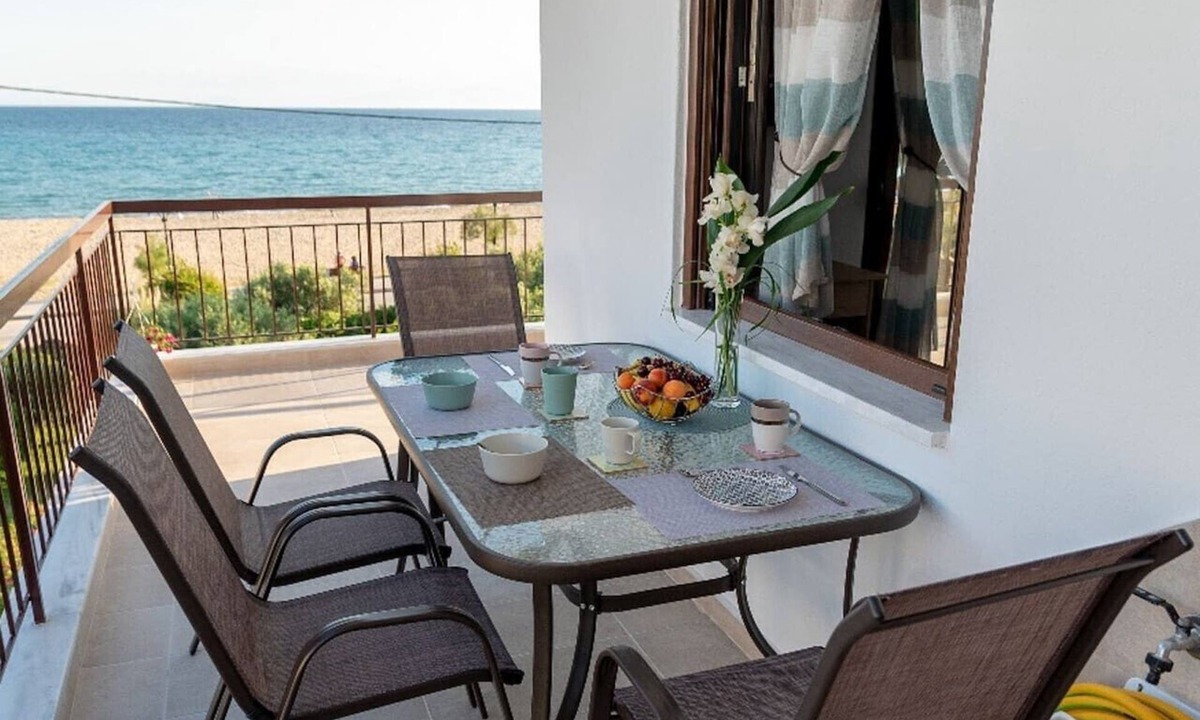 Nea Moudania Apartment | Dimi Seafront Αpartment by Rentals Pro