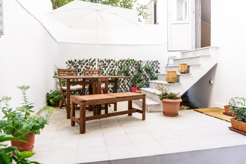 Agios Pavlos Apartment | Dimitra's cosy studio in old town with backyard
