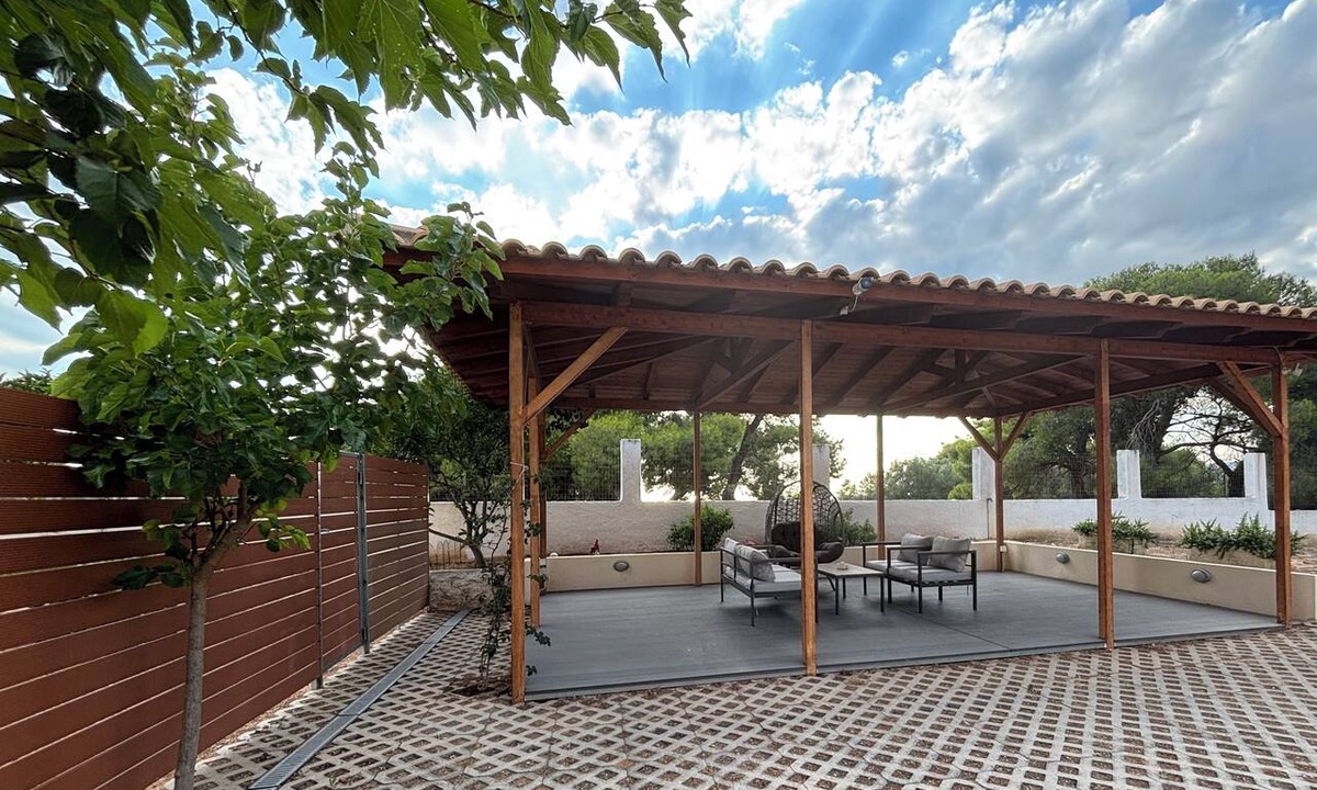 Loutraki House | Dimitra's Guesthouse - Family home with Garden and Gazebo