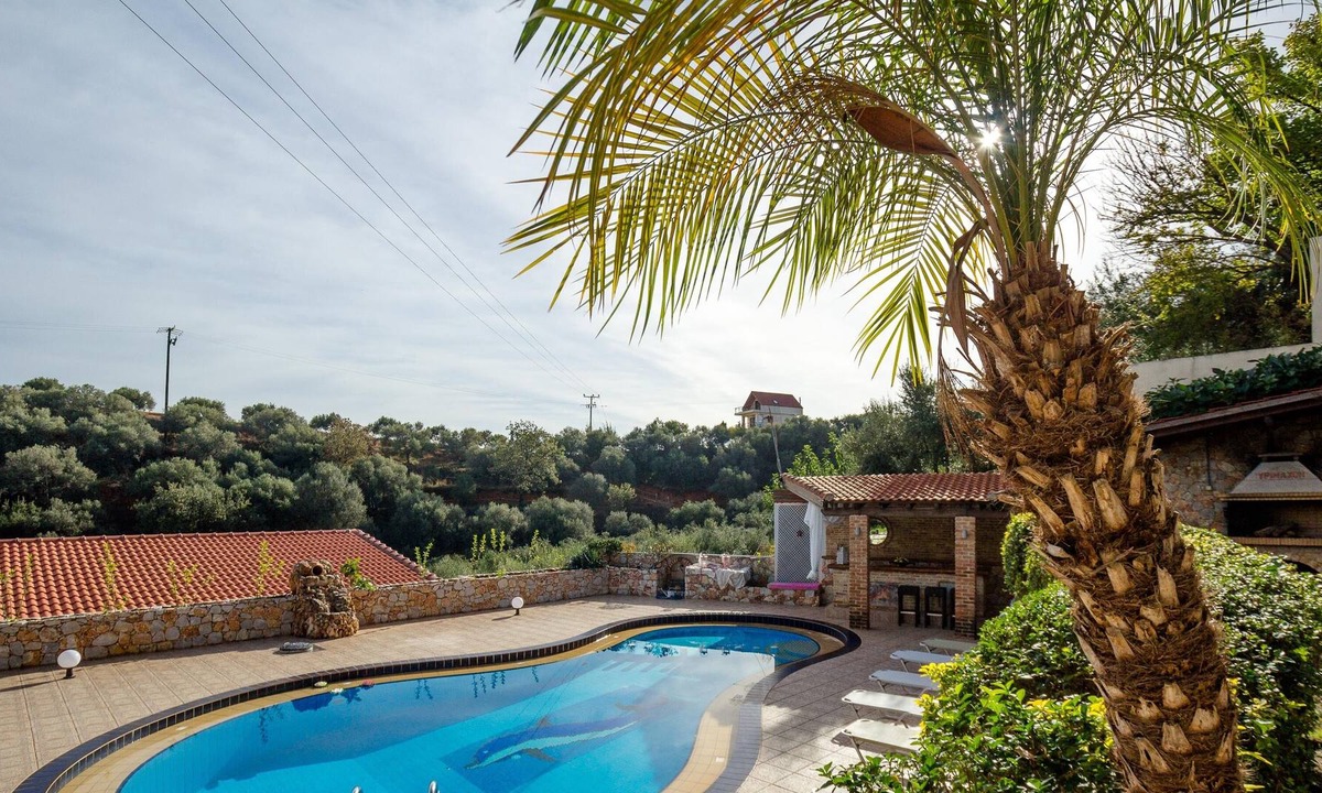 Makrys Tichos House | Dream Lux Flat with great Outdoors, Pool & Parking