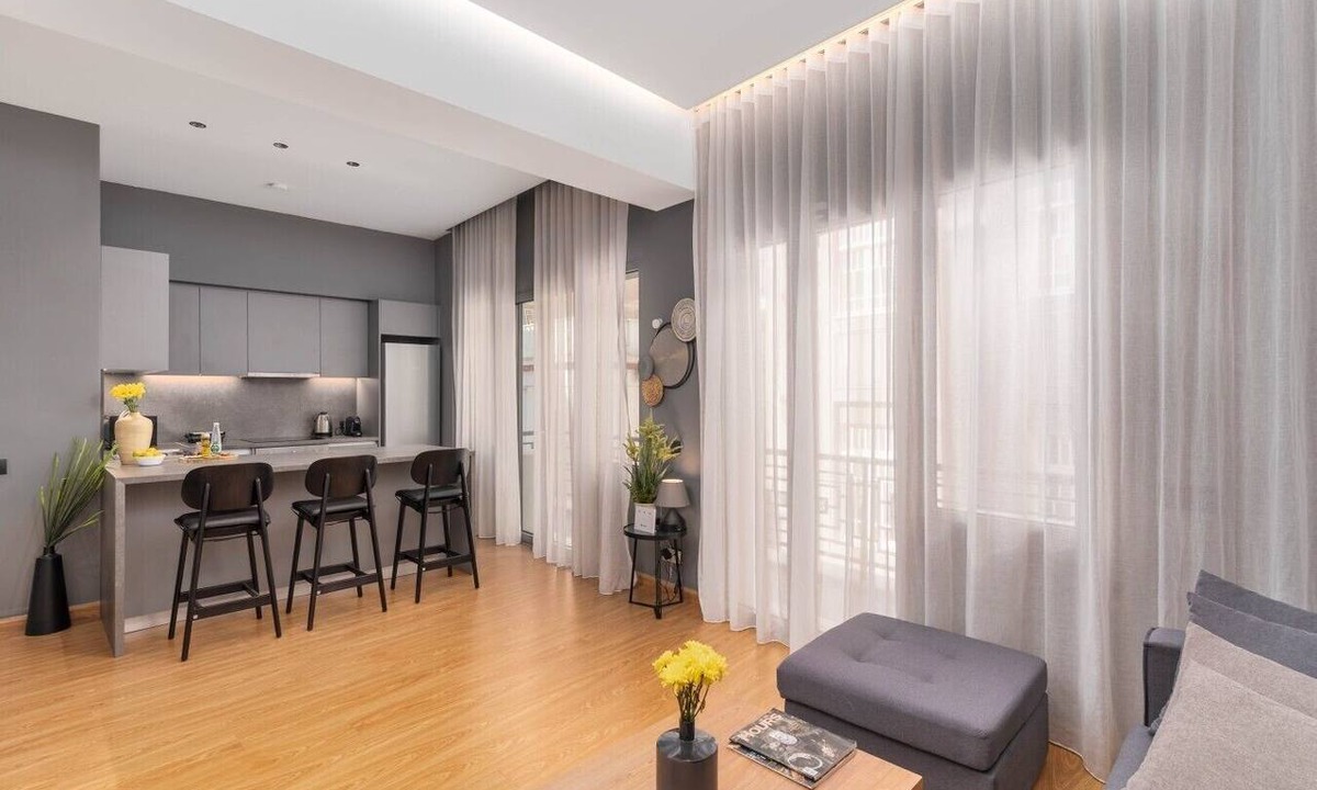 Athens City Centre Apartment | Entire 2nd-Floor Home · 3 Bedrooms · Sleeps 7 · Central Athens, Private Terrace