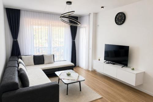 Kolovicë Apartment | Erina Luxury Apartment with Private Bathroom & Free Parking