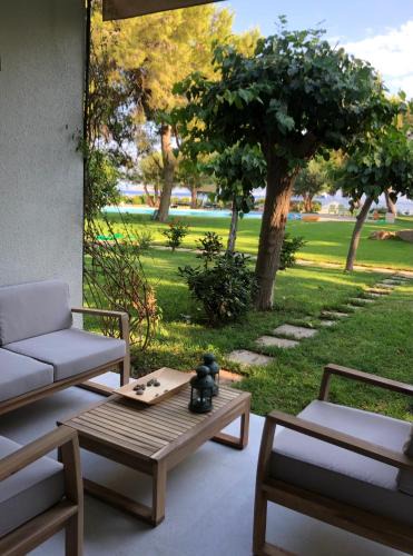 Katakali House | Garden Oasis by the Sea - Pool & Parking