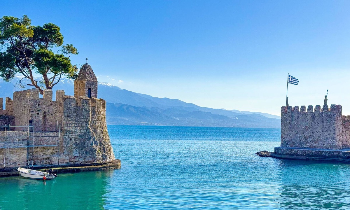 Gefira Mpania House | Giorgos House: Holiday Home in Nafpaktos, Near beach, taverns, WiFi