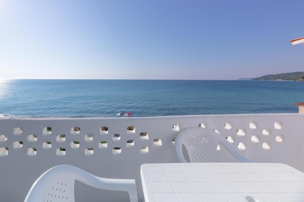 Skala Fourkas House | Golden sunset beach house