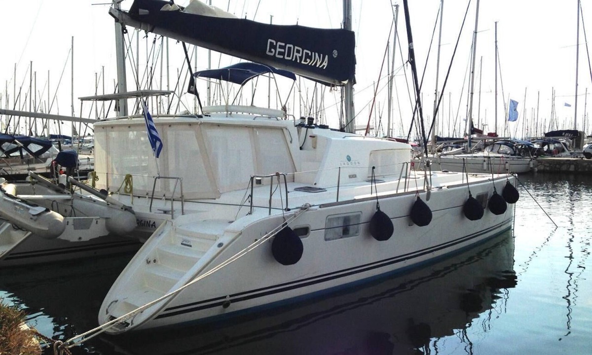 Oropos Boat Rental | Grecia Central Sun-Kissed Sailing Adventure
