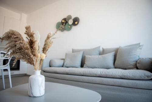 Glinado House | Grey Comfort