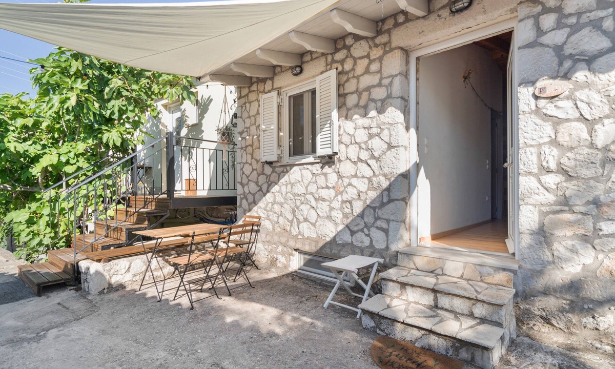 Evgiros House | Holiday Home 'Lainaki' with Sea View, Wi-Fi and Air Conditioning
