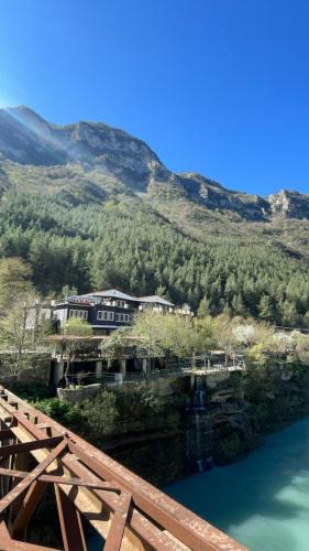 Fushebardhe Hotel | Hotel River