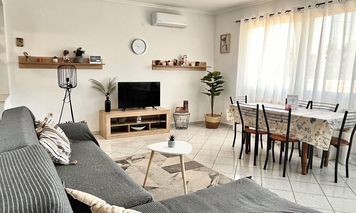 Thermaikos Apartment | Jacques Boutique Suite – Spacious 2-Bedroom Apartment with Large Outdoor & BBQ