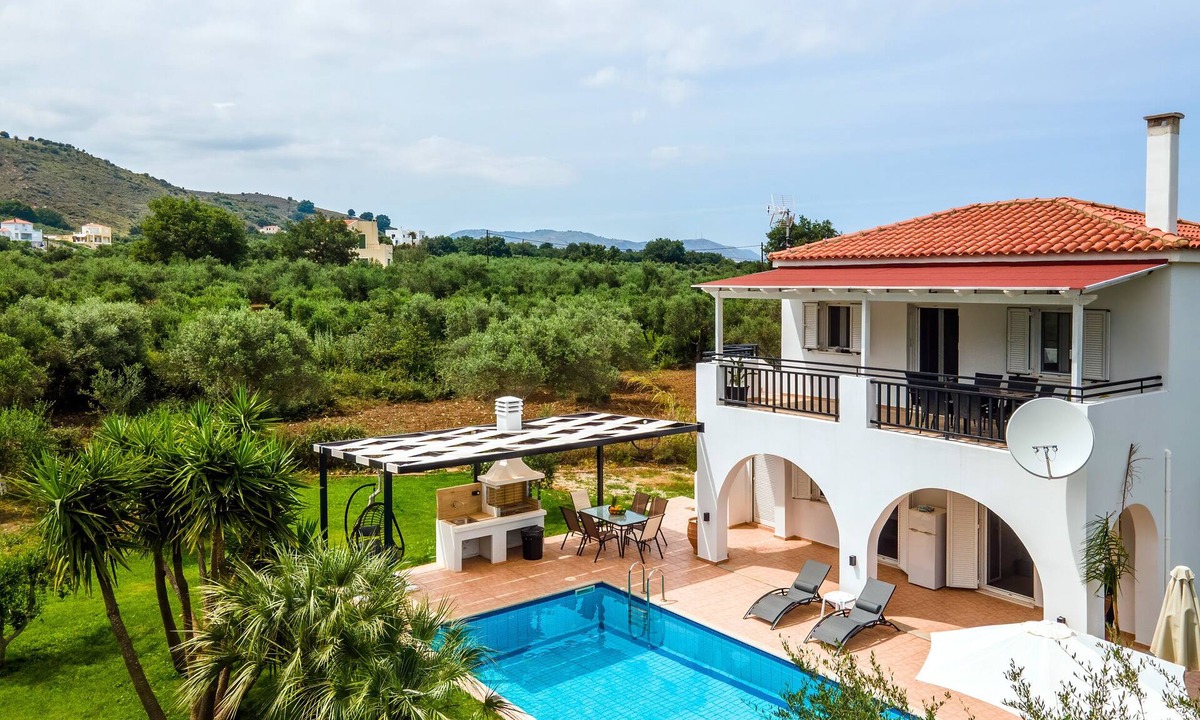 Georgioupolis Villa | Kournas-Sleeps8-Parking-Garden-Pool-PetFriendly
