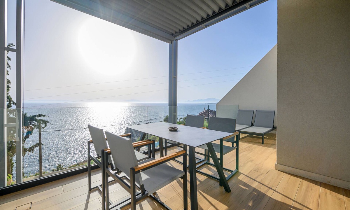 Lefktron Hotel | KYMA Deluxe Two Bedroom Suite, Mani Suites