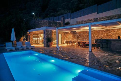 Melinta House | La Bella Villa - Cliffside Infinity Pool and Sunsets