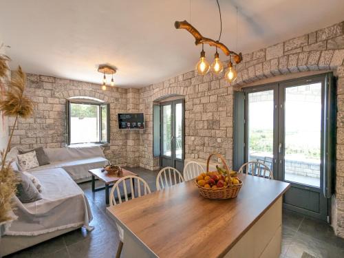 Leonidio Apartment | Mad Wall Apartment - Kyziridi House